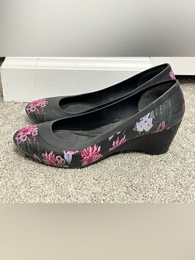 Crocs Dual Comfort Lina Floral Wedge Pump Womens 7 Black Pink Shoes Casual Chic